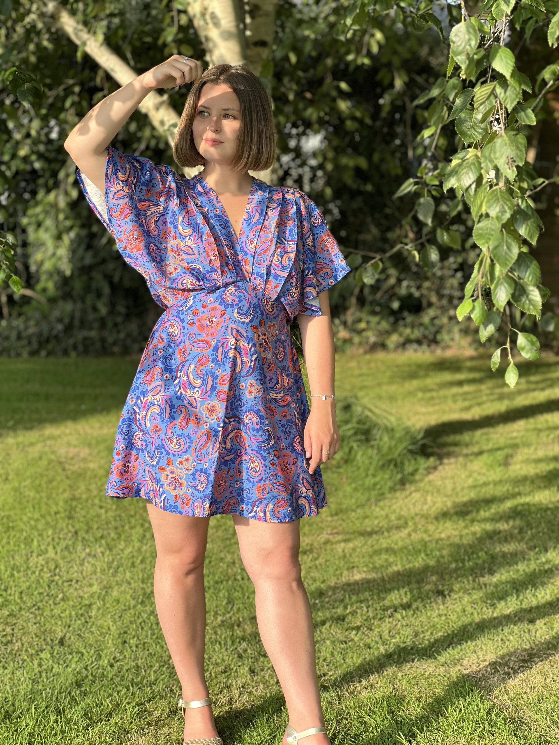 La robe Louise est courte et élégante.Sa couleur bleue pep's avec son imprimé "fleurs & cachemire" est vraiment magnifique. Son décolleté est en V, ses manches courtes à volants, sa coupe ample et la taille est élastiquée dans le dos.Elle est fluide parfaite pour le quotidien ! Inès mesure 1,65m et porte T1: convient jusqu'au T40 et T2: convient jusqu'au T44