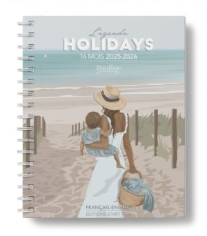 L'agenda spirale Pauline LAUNAY vous accompagnera au quotidien, dans votre sac, sur votre bureau, à la maison… Formats : 21x16,5 cm Va de Septembre 2025 à Décembre 2026 (16 mois) 1 photographie par semaine