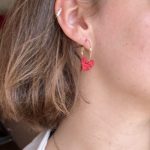 Ajoutez une touche de nature et de poésie à votre style avec ces magnifiques créoles pailletées en forme de cœur. Des créoles créées en feutrine pailletée sont aussi légères qu’une plume et très faciles à insérer.